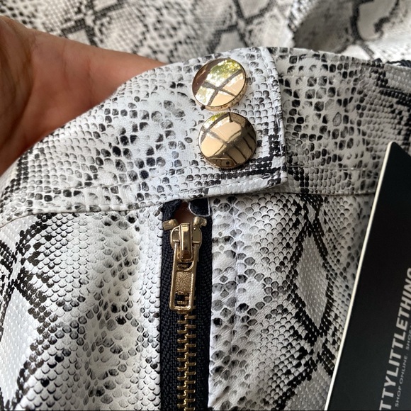 ☑️ PRETTY LITTLE THING BLACK WHITE SNAKESKIN HIGH WAIST PANTS! - Picture 9 of 11